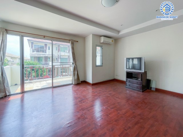 ทาวน์เฮ้าส์มือสอง กรุงเทพฯ ม.ศุภาลัยพาร์ควิลล์2 พหลโยธิน48 หลังมุม! เนื้อที่กว้างขวางมากถึง 32.40 ตร.ว. ฟังก์ชัน 3 ห้องนอน 3 ห้องน้ำ ที่จอดรถ 2 คัน ตั้งบนพื้นที่ชุมชนเหมาะสำหรับทำธุรกิจ บนทำเลแห่งการเดินทาง ใกล้รถไฟฟ้าสายสีเขียว "สถานีสายหยุด" และจุดขึ้นทางด่วน "รามอินทรา-อาจณรงค์"